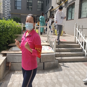 柔肩扛重任     巾帼勇担当