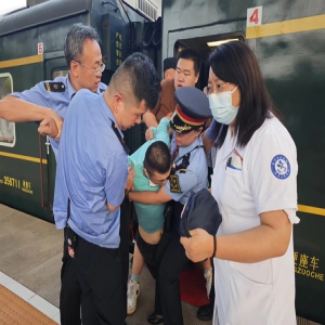 列车紧急救援，旅客化险为夷——K374 次列车上的暖心故事