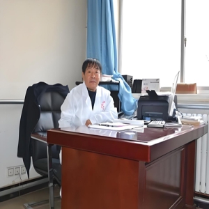 <strong>访著名白癜风治疗专家 安泽峰院长</strong>